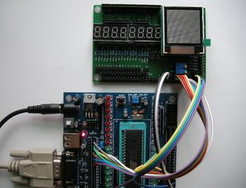 開電源開關(guān)，KC-101板上紅色指示燈亮，TFT彩屏顯示初始白屏狀態(tài)