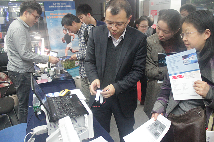 是德科技展位，為觀眾們演示可穿戴手表的測試。