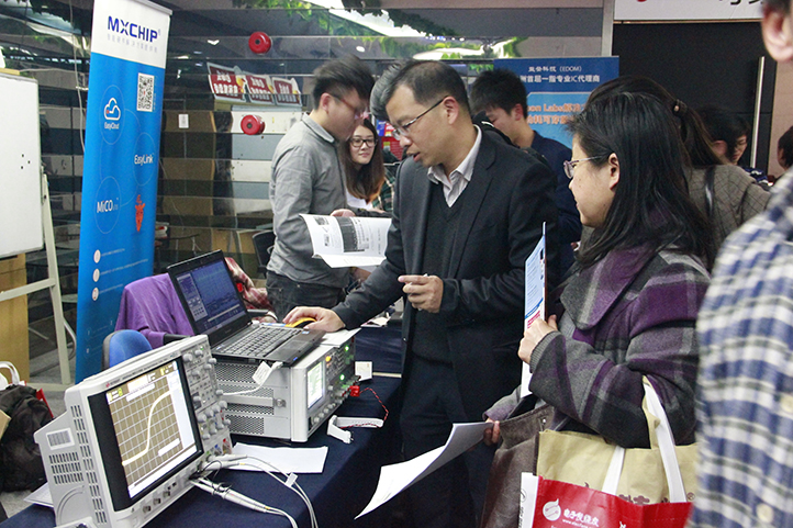 是德科技展位熱鬧非凡。