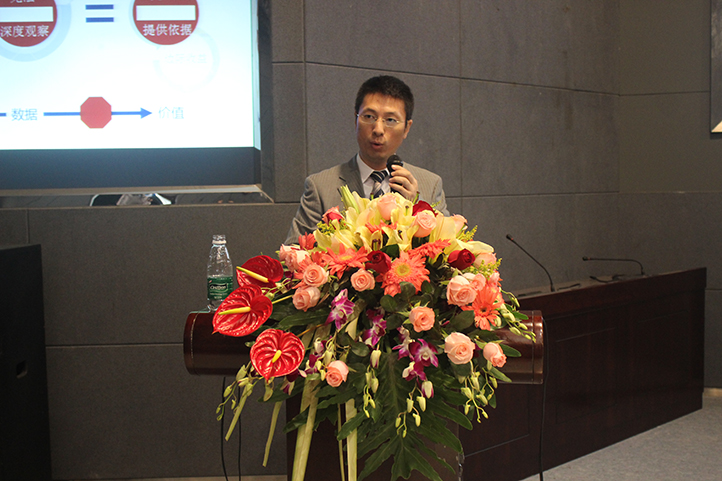 英特爾沈威經(jīng)理在物聯(lián)網(wǎng)論壇上演講。