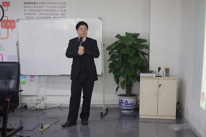 在智慧家庭論壇中龍俐智能科技研發(fā)總監(jiān)唐石平先生為觀眾們演講。