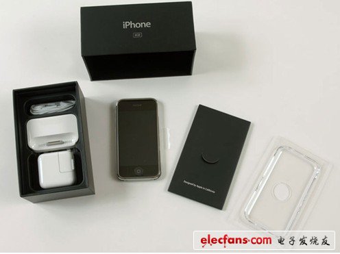 開包裝，在里面包含了以上的配件，該款手機(jī)支持GSM（850，900，1800，1900）、820.11b/g WIFI、EDGE四種無(wú)線協(xié)議