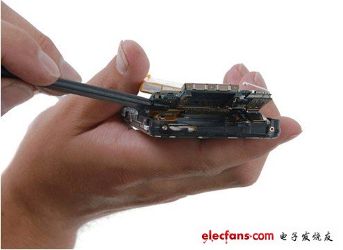 拆掉邏輯板，我們發(fā)現(xiàn)在其下面有三個(gè)連接器，分別是：揚(yáng)聲器、觸摸感應(yīng)器和顯示屏連接線。斷開圖中左邊的兩個(gè)連接器