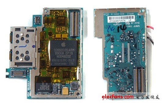 經(jīng)過深入研究，我們終于找到了安全地分離邏輯板的方法。左邊版金屬保護(hù)層下面是三星型號(hào)為K9MCGD8U5M的芯片，4G版本上面的芯片型號(hào)則是K9HBG08U1M