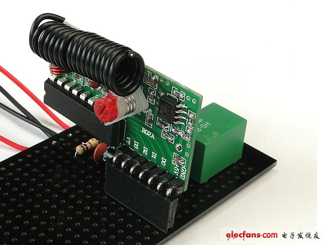 插好無線接收模塊（事前應(yīng)將遙控密碼對好）