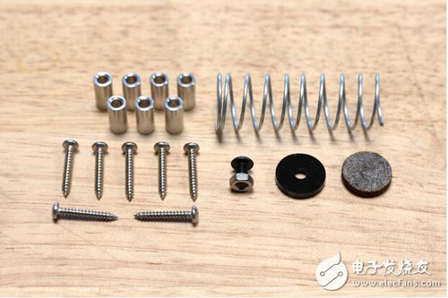 腳踏七彩“翔”云？看清楚，那可是充電器！