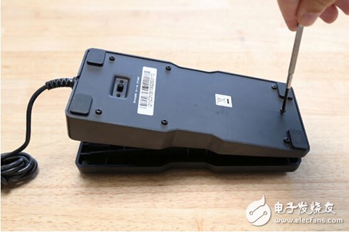 腳踏七彩“翔”云？看清楚，那可是充電器！