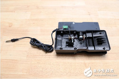 腳踏七彩“翔”云？看清楚，那可是充電器！