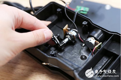 腳踏七彩“翔”云？看清楚，那可是充電器！