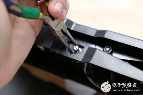 腳踏七彩“翔”云？看清楚，那可是充電器！