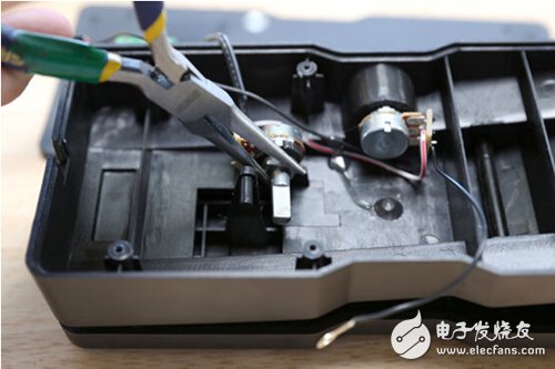 腳踏七彩“翔”云？看清楚，那可是充電器！