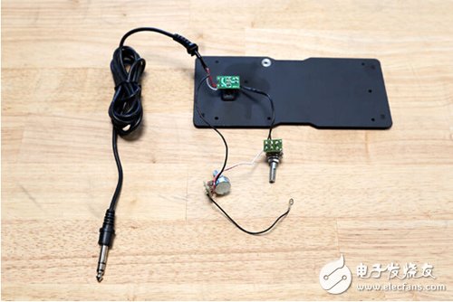 腳踏七彩“翔”云？看清楚，那可是充電器！