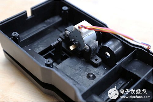 腳踏七彩“翔”云？看清楚，那可是充電器！