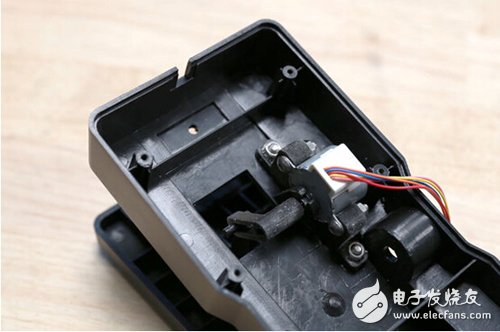 腳踏七彩“翔”云？看清楚，那可是充電器！