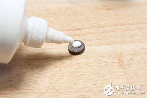 腳踏七彩“翔”云？看清楚，那可是充電器！