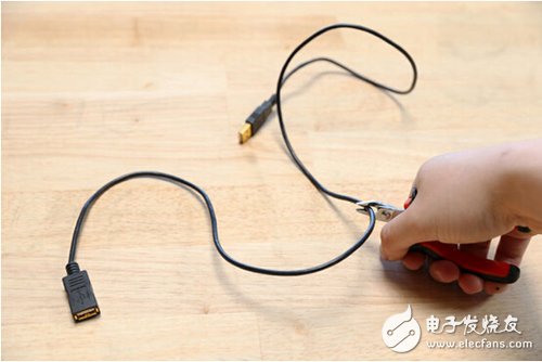 腳踏七彩“翔”云？看清楚，那可是充電器！