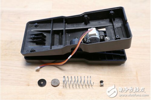 腳踏七彩“翔”云？看清楚，那可是充電器！