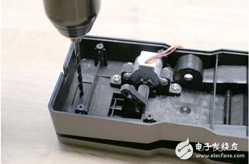 腳踏七彩“翔”云？看清楚，那可是充電器！