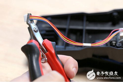 腳踏七彩“翔”云？看清楚，那可是充電器！