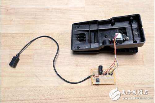 腳踏七彩“翔”云？看清楚，那可是充電器！