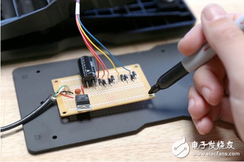 腳踏七彩“翔”云？看清楚，那可是充電器！