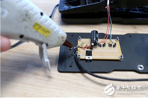 腳踏七彩“翔”云？看清楚，那可是充電器！