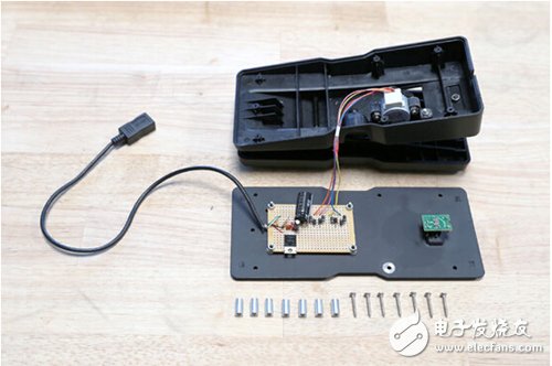 腳踏七彩“翔”云？看清楚，那可是充電器！