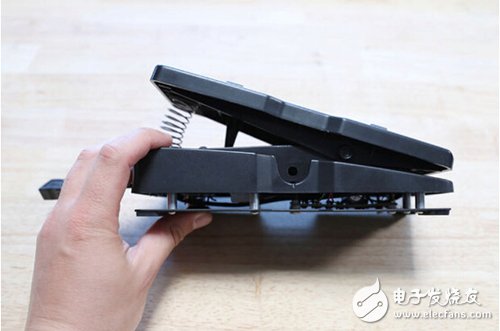 腳踏七彩“翔”云？看清楚，那可是充電器！