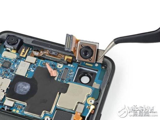 接下來(lái)斷開(kāi)前置攝像頭與主板的連接，取下眾多固定螺絲，然后就能慢慢將主板拿出來(lái)。