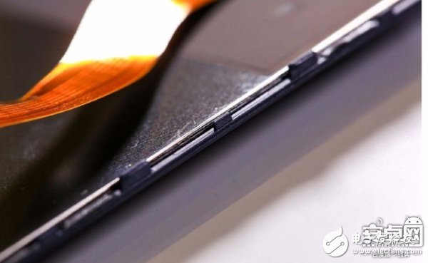 榮耀V9拆機(jī)圖簡(jiǎn)潔而復(fù)雜的手機(jī)